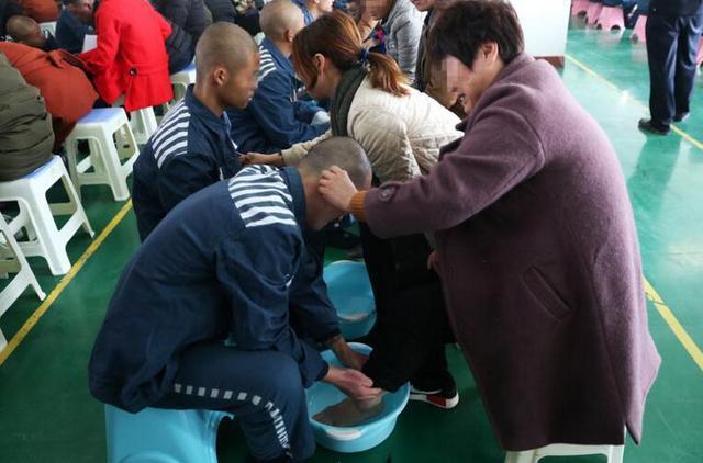 在"少管所"服刑的孩子 给爸妈洗脚忏悔 爸妈都哭成了泪人
