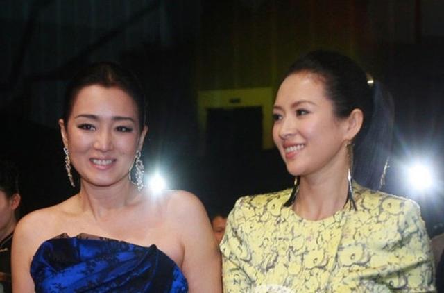 巩俐章子怡罕见同框秀友情，53岁巩俐很冻龄