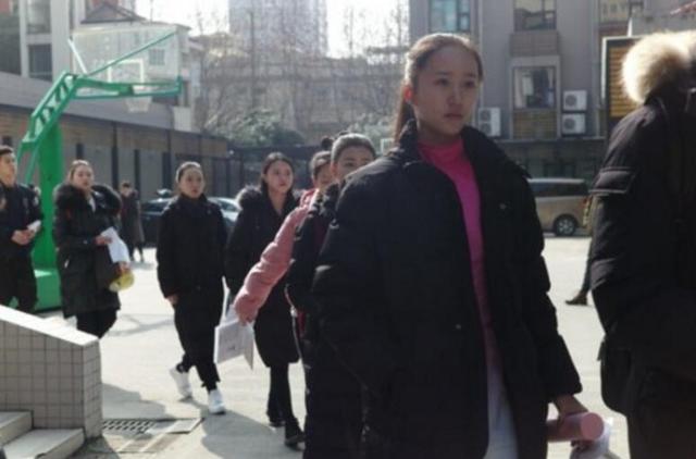 上戏艺考今天开始，校方规定素颜，我却发现80%的女生都化了妆