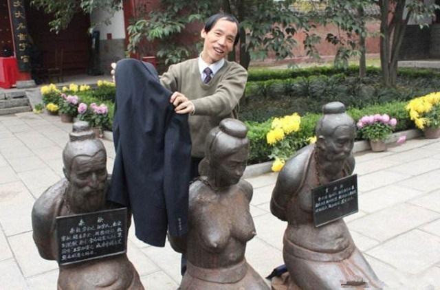 秦桧的后人希望拆除跪像,还想请岳家人吃个便饭,你怎么看?