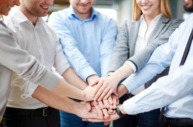 新人为公司完成销售业绩,老板开会表扬,一周后