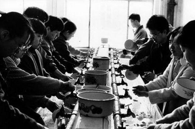 90年代中国历史老照片:图为一群学生在食堂水槽里洗餐具,非常熟悉的