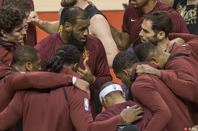 矛盾还是爆发了,教练队友不满詹姆斯太粘球,詹