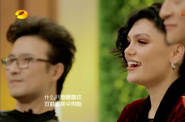 上海东方卫视主持人来《歌手》当评委？汪峰跟唱周杰伦的歌太投入