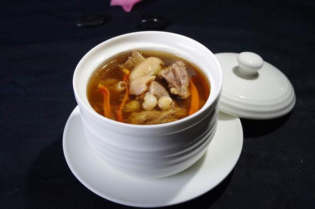黄芪和蜜蜂一起炖,喝一碗不小吃9只鸡,很多人还傻傻充满鸽子胜过电用多久图片