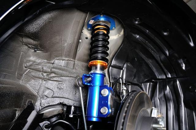 所以街车改装中使用绞牙避震最大作用就是降低车身,以追求美观和重心