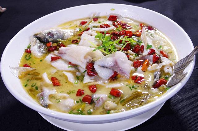 2. 鱼肉片片儿,鱼骨用厨房剪剪段儿,鱼片不要太薄,大概1.