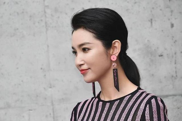 李冰冰透视装出席秀场，亮翻众人！网友：鼻子比外国人还高？