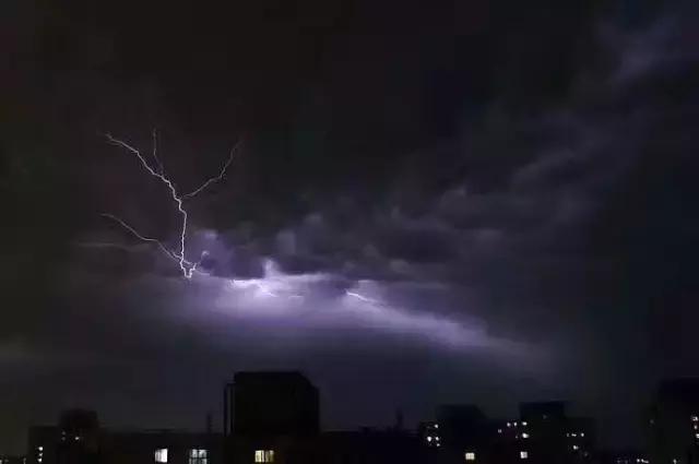 15 电闪雷鸣,粗大的雨滴又落下来了.