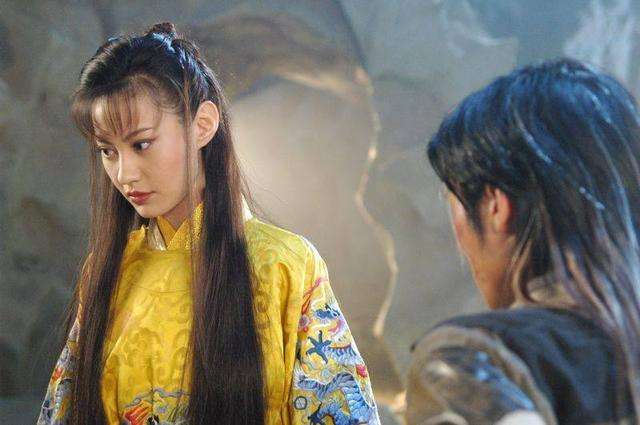 37岁杨雪近照: 美貌身材堪比超模, 如今一家三口幸福
