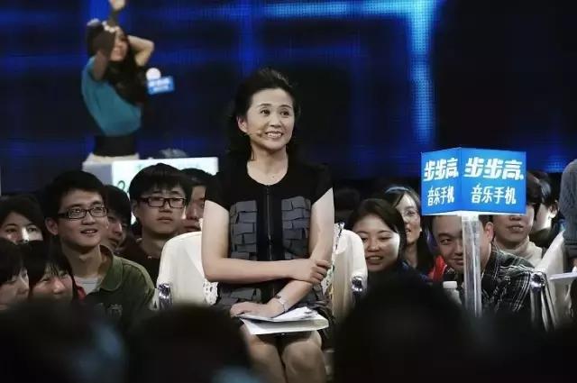 51岁黄菡全家近照，女儿漂亮像妈妈，把老公倒追到手恩爱26年！