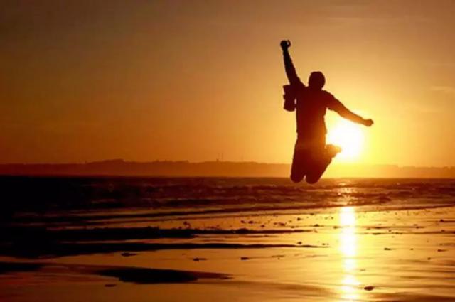 交不起房租,在公园椅子躺了三个月后,他炼成了