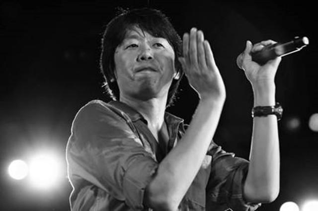 《同桌的你》让歌手老狼进账800万, 如今风光