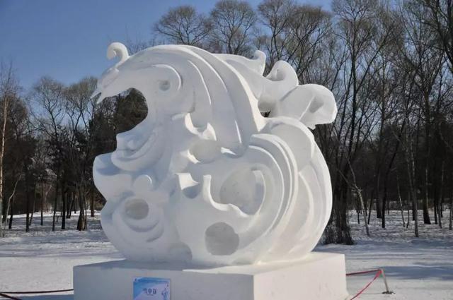 雪场中最具特色的当属雪雕公园,可供游客进行自主雪雕.