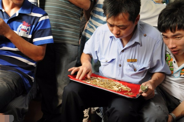 高铁上的服务员,和火车上的服务员,你觉得他们