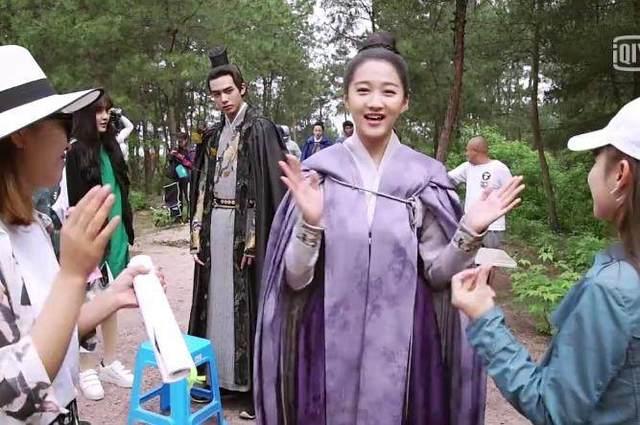 《凤囚凰》花絮:楚玉片场又唱又跳,容止躲后面