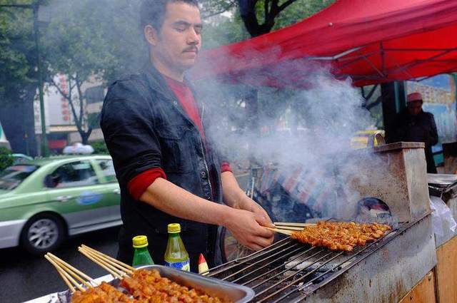 这个烤羊肉串估计大家都不陌生了,这是标准的新疆美食就不多说了,下面