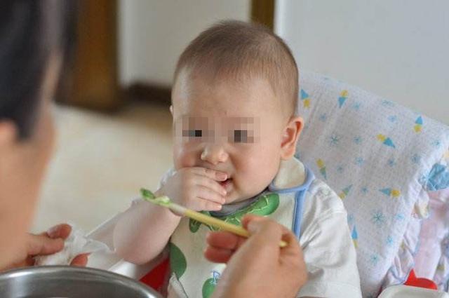 妈妈让七个月的宝宝断奶吃这玩意,可怜的宝宝