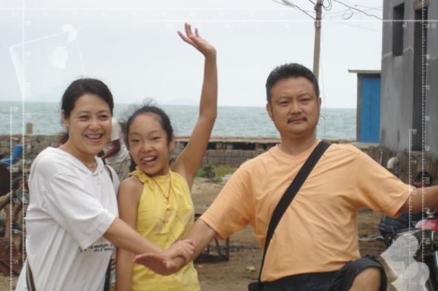 53岁欧阳奋强全家近照,与初恋妻子恩爱至今,23岁女儿