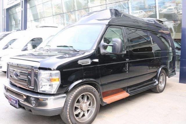 老板花65万买辆二手福特E350豪华房车,双人大床设计真奢侈