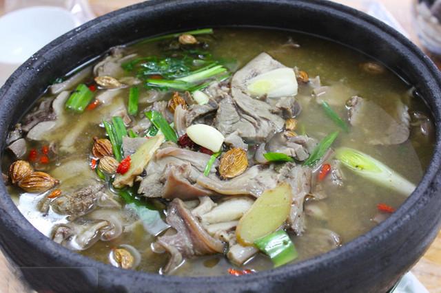 贵州花江狗肉秘制做法皮糯肉软汤香味浓冬季佳肴