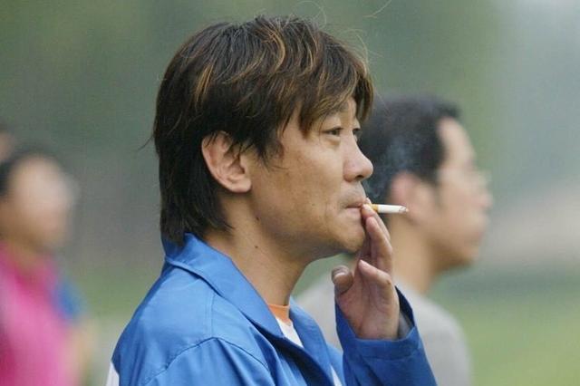 国足第一前锋高峰,爱好女色,但致命的是他还爱