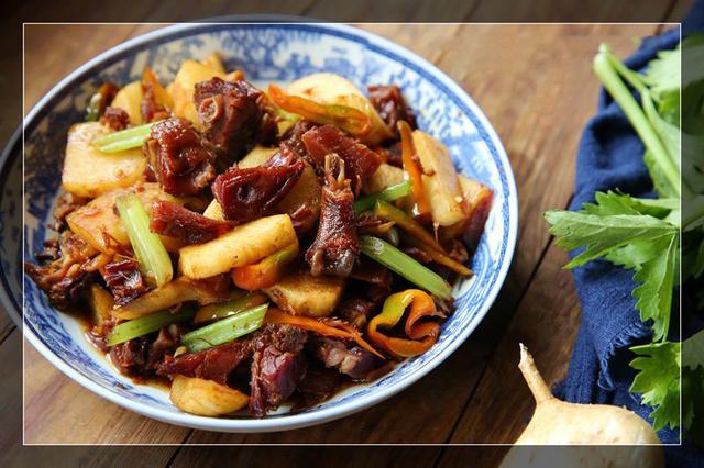 美食美味—凉薯炒腊鸭腿