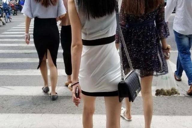 街拍:穿着白色半透明连衣裙的美女,白里透黑,实在尴尬!