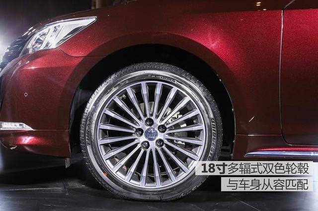 实拍丰田全新皇冠,风格更趋向年轻化
