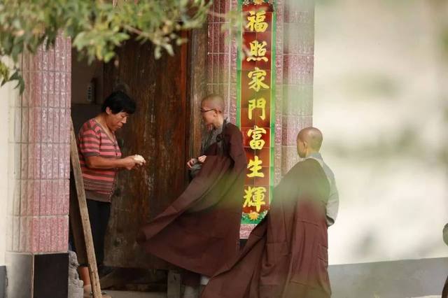 中国唯一不受捐赠的行脚僧，35个女僧风餐露宿，一日行走几十里