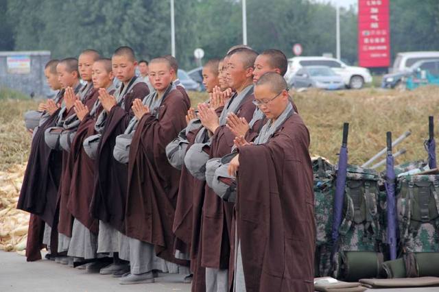 中国唯一不受捐赠的行脚僧，35个女僧风餐露宿，一日行走几十里