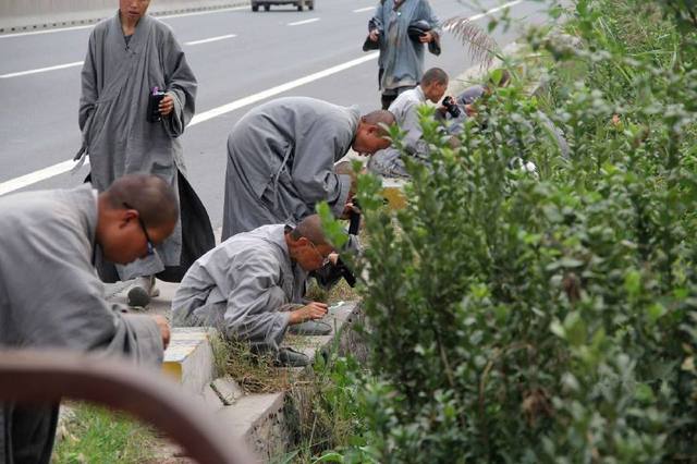 中国唯一不受捐赠的行脚僧，35个女僧风餐露宿，一日行走几十里