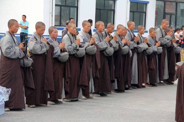 中国唯一不受捐赠的行脚僧，35个女僧风餐露宿，一日行走几十里