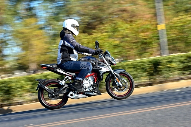 全是狠角色 春风250NK对比隆鑫无极300R