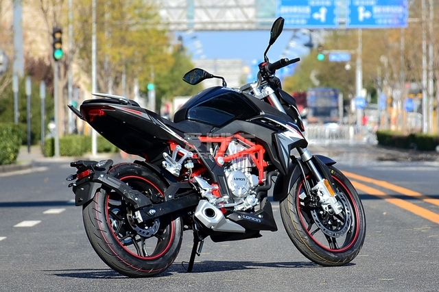 全是狠角色 春风250NK对比隆鑫无极300R