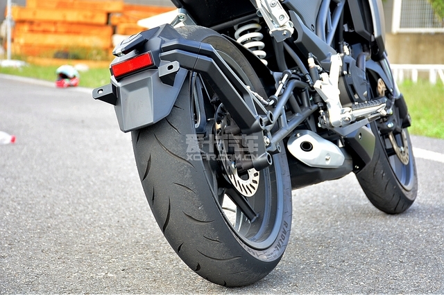 全是狠角色 春风250NK对比隆鑫无极300R