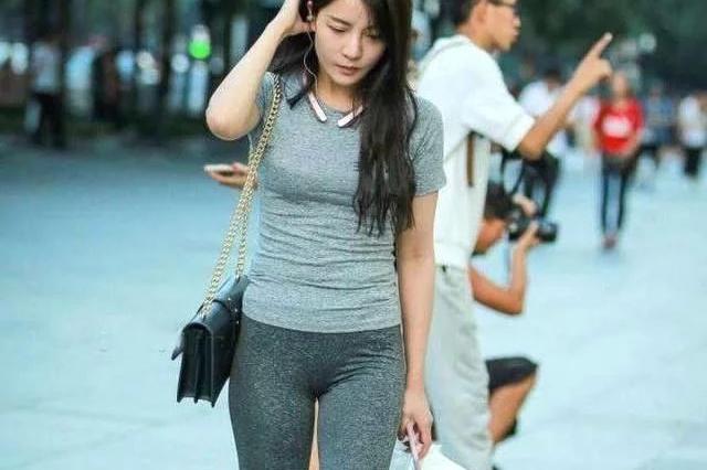 穿着紧身裤的丰满少妇,性感高挑,穿这么紧的裤子不尴尬么