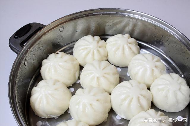 开心一笑:食堂买早餐,卖包子的阿姨问道:小妹