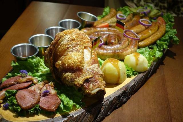 脆皮大肘子,香肠配啤酒,以后想吃肉喝酒,就来这家德国餐厅了!