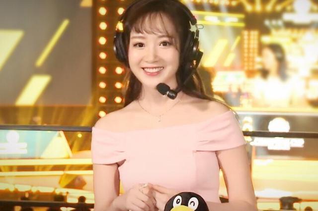 腾讯女主播之小七,因为小七青春和阳光也被很多球迷认可