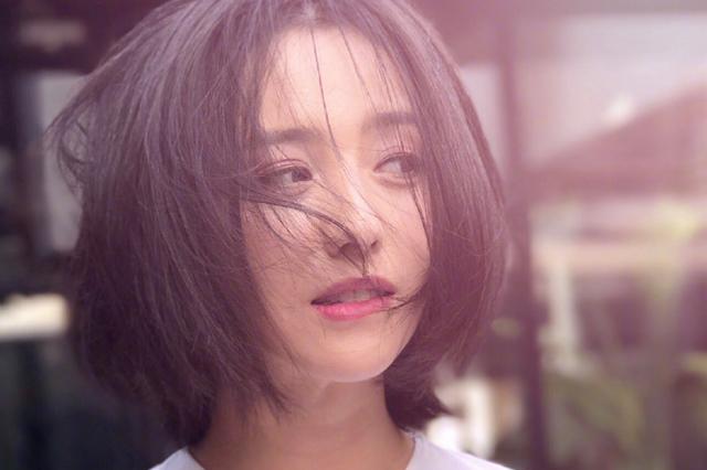 佟丽娅穿衣搭配了得，发型搭配也有一套，网友:别骗我去剪短发!