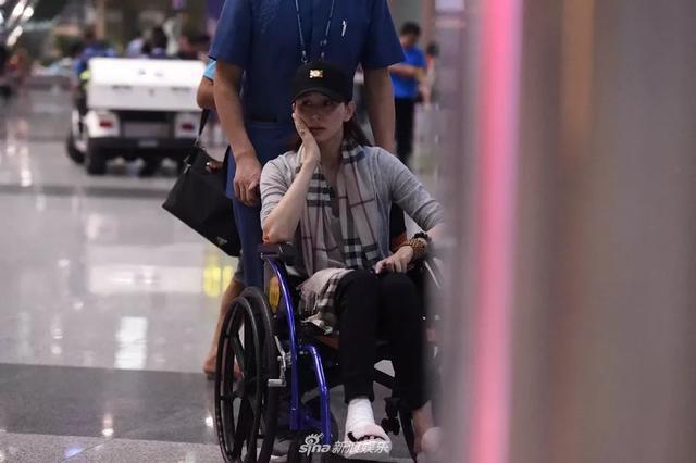 当红女演员坐轮椅专人推出机场,手上拐杖亮了,可她的表情让人担心