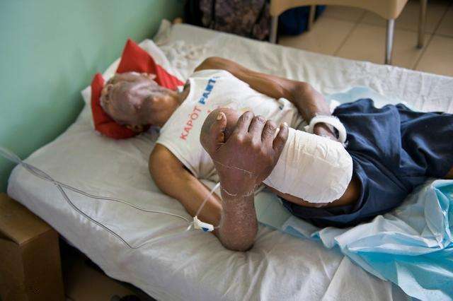 老公车祸截肢我果断离婚,时隔三年,再次遇见他