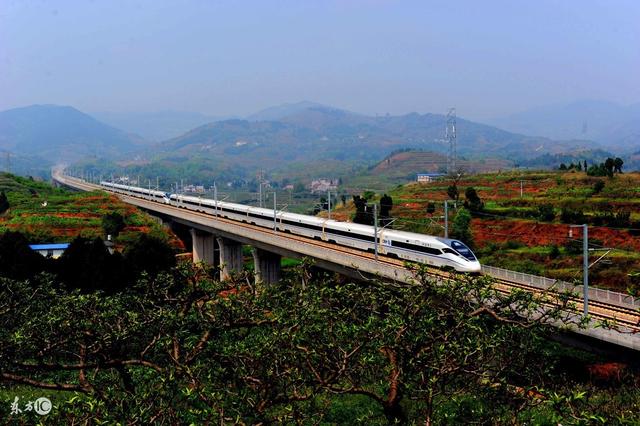 重庆到成都又将新建一条时速350公里的高铁,争