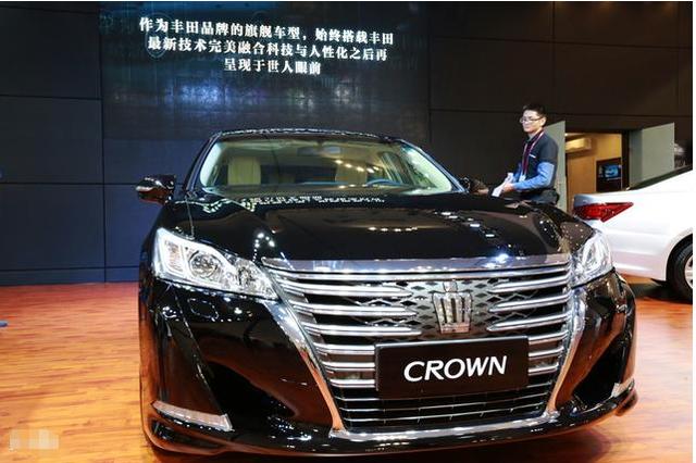 2018款丰田-皇冠，外观大气，配置丰富