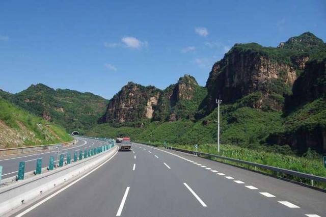 记者查询地图发现,京平高速崔杏路立交至夏各庄一段大约15公里左右.