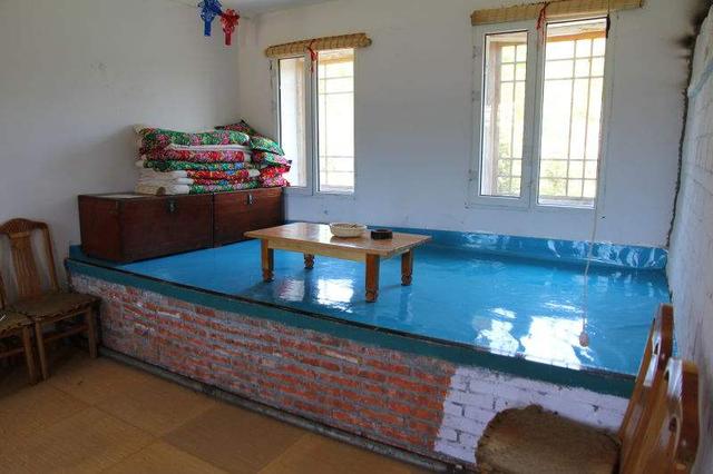 农村木工把榻榻米做成东北大炕!接上暖气管,热乎乎!城里人羡慕