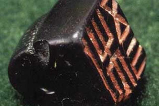 国外出土了一块特殊“印章”,比中国文字早2300年,至今争论不休
