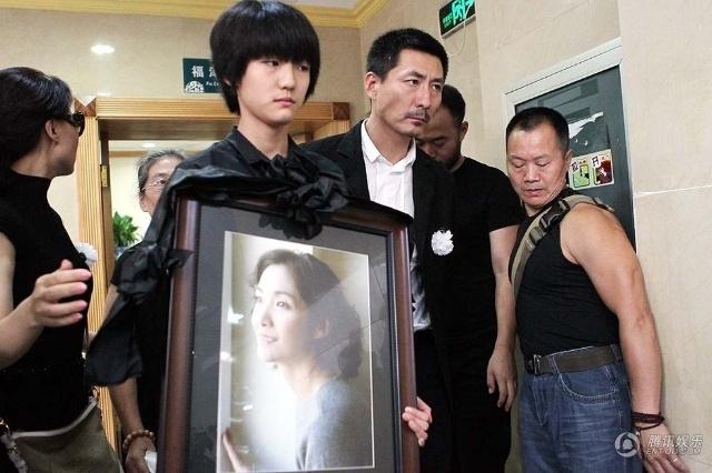 她因演《英雄无悔》走红，患癌后丈夫和女儿离开她，年仅43岁逝世