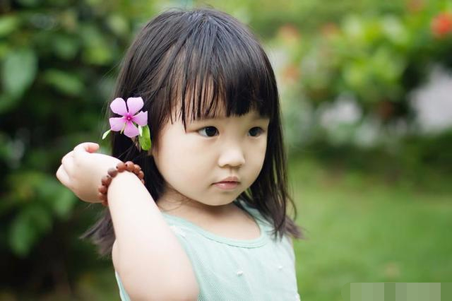 小时候漂亮的长大真的会变丑?但有这两种特征